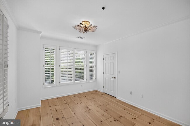 Building Photo - 1855 Stratford Park Pl