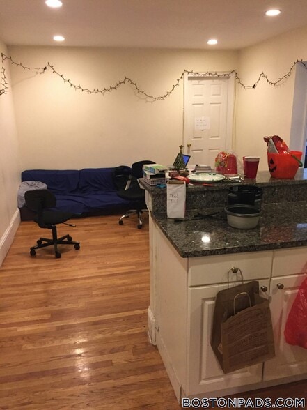 Building Photo - 324 St Paul St