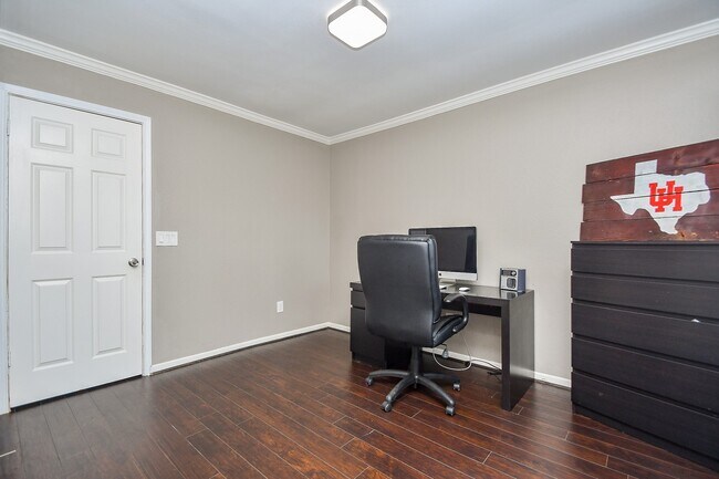 Building Photo - 7318 River Garden Dr