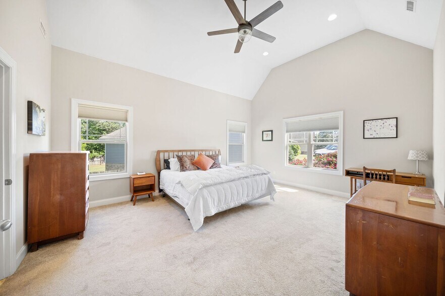 Building Photo - Spacious Home in Solamere Subdivision