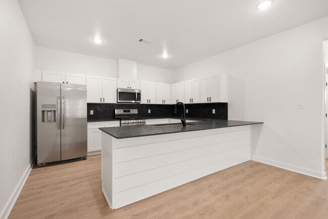 Building Photo - 8700 Cantera Dr