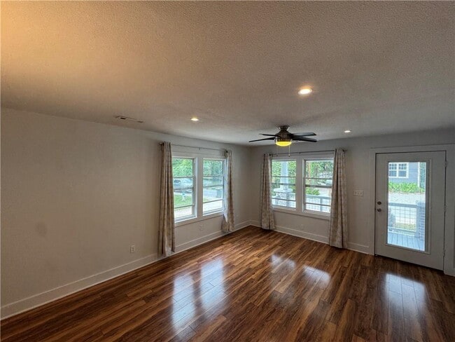 Building Photo - 320 S Washington Ave