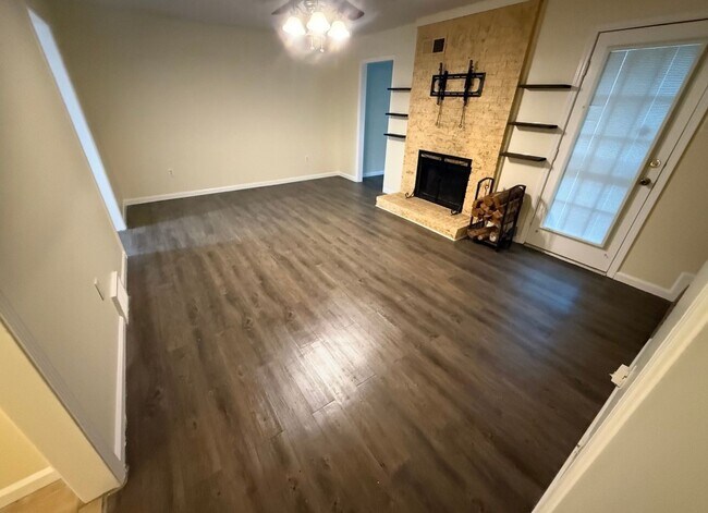 Building Photo - Beautifully updated 3-bedroom, 2.5-bathroom home