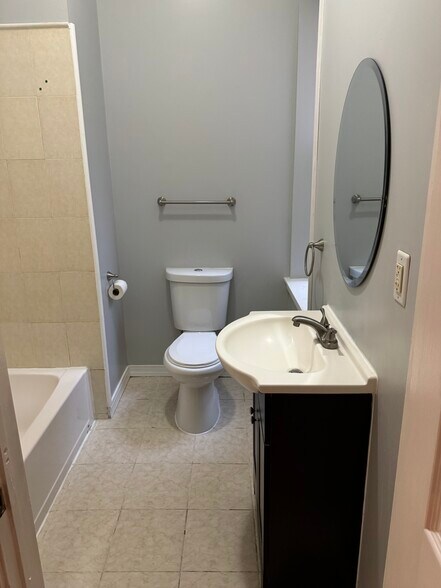 Bathroom - 3211 W Montgomery Ave