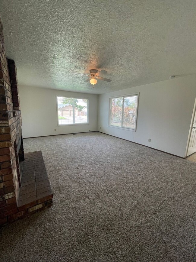 Building Photo - 3 bed 1.5 bath Home in Salem