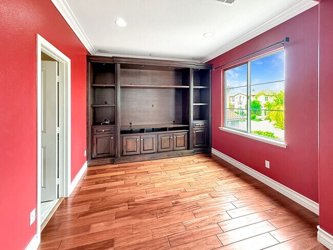 Building Photo - Beautiful 5 Bed, 4 Bath Home on Quiet Trai...