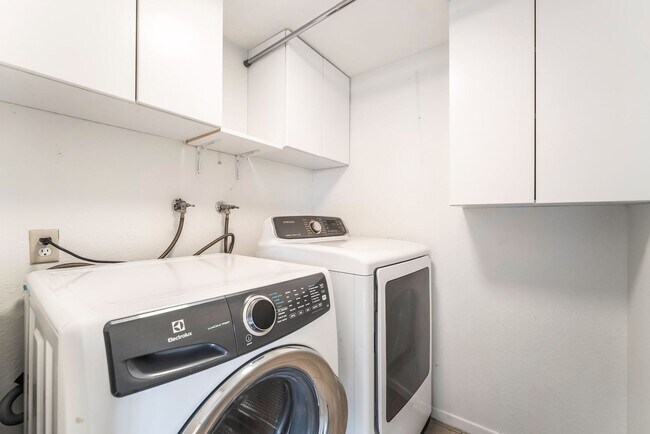 Building Photo - Immaculate two story townhome style condo ...