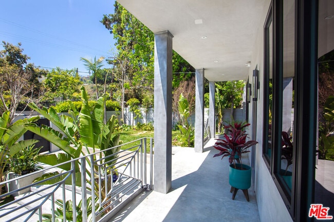 Building Photo - 1724 N Sierra Bonita Ave