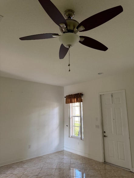 Building Photo - 708 SW 147th Ave