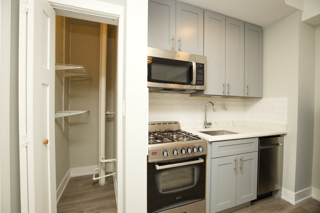 Building Photo - 545 W Belmont Ave