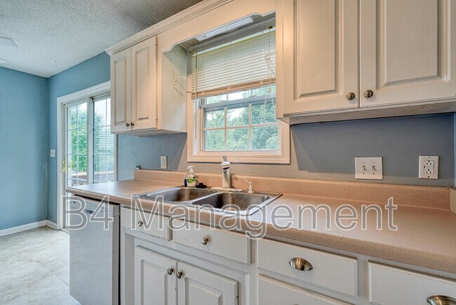 Building Photo - 208 Cotton Creek Dr