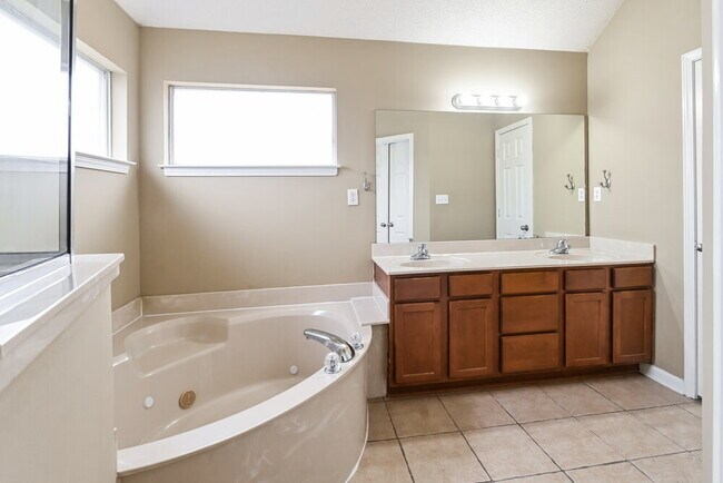 Building Photo - 1319 Farwoods Dr