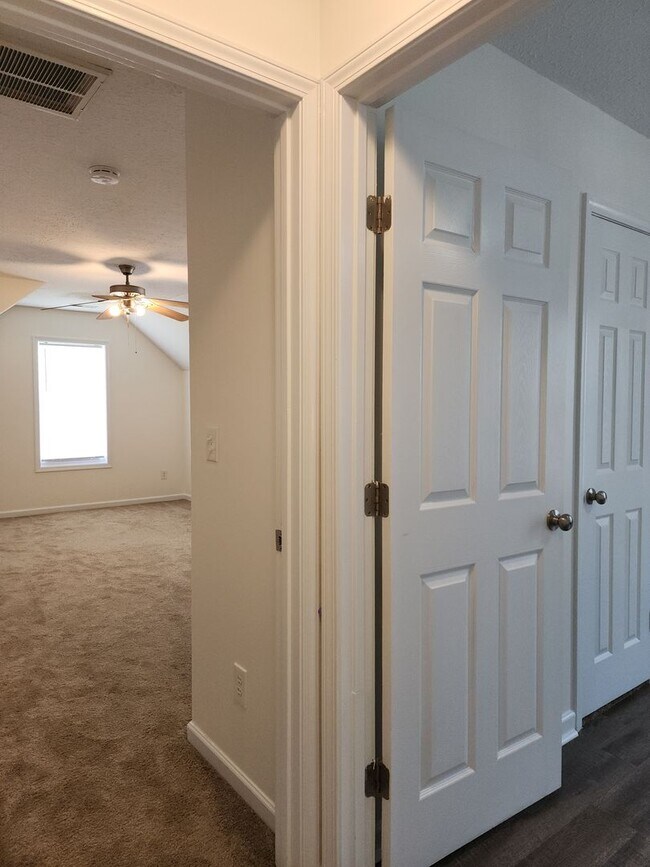 Building Photo - 205 Ashcroft Dr
