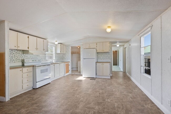 Building Photo - Large manufactured home