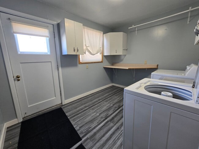 Building Photo - 4 bed, 1 bath House with 1 car garage