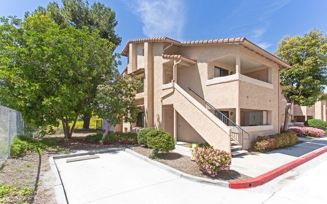 Building Photo - Downstairs End Unit 2 Bedroom Condo in Oceanside!