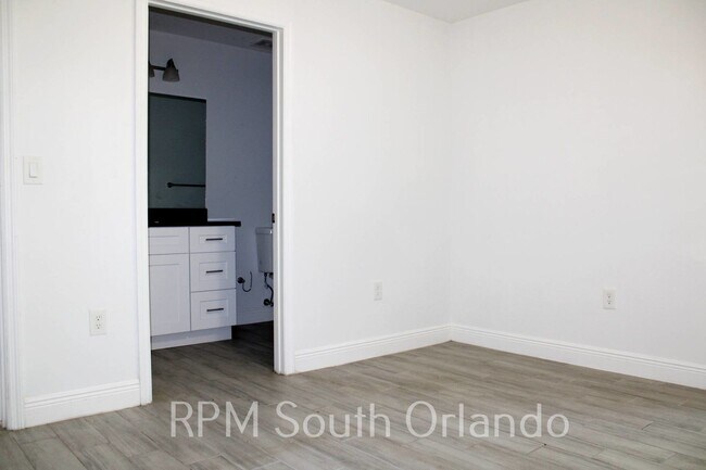 Building Photo - Beautiful 3-bedroom 2 bath single story home in SW Orlando near International Drive