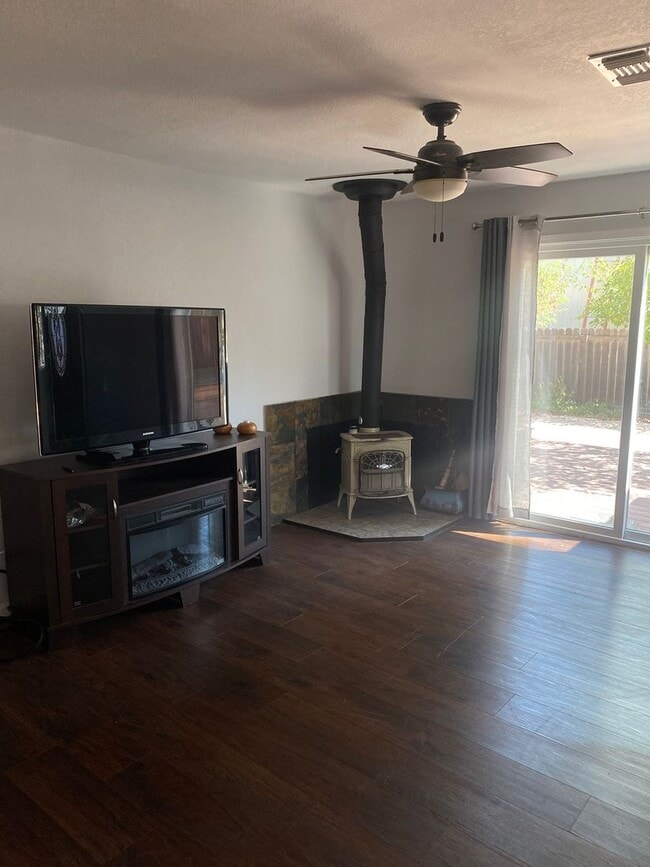 Building Photo - Charming 2 bedroom, 1 bathroom house with ...