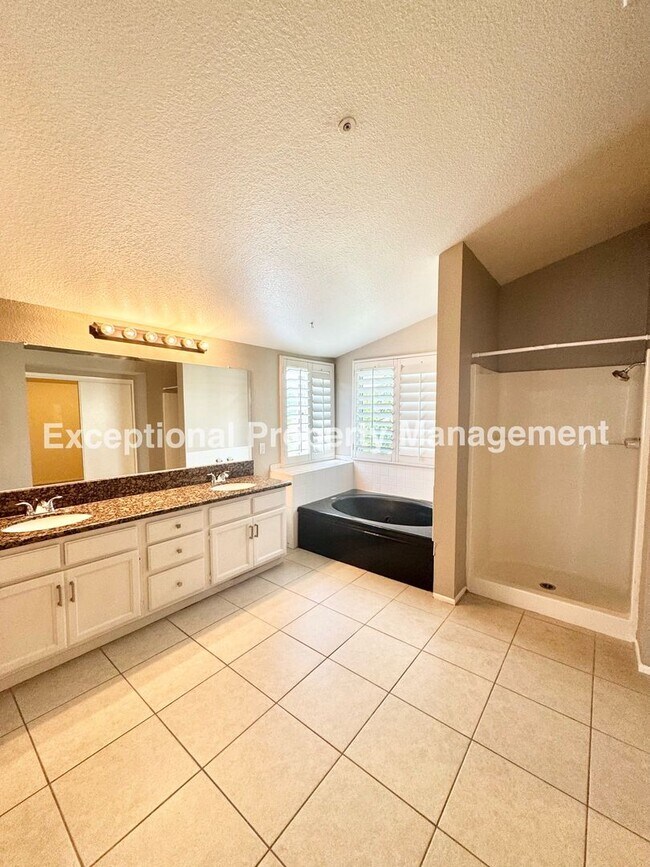 Building Photo - Great 4 bed 3 bath home in Fontana