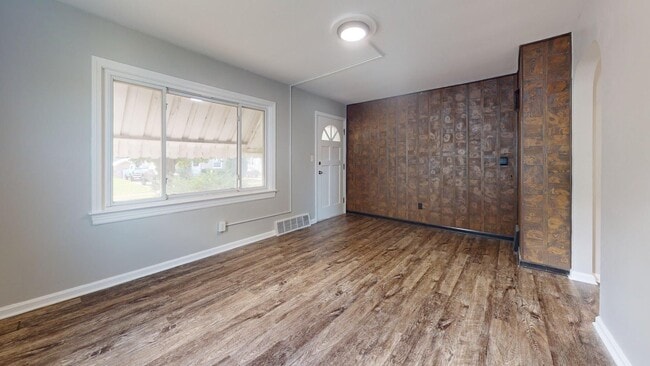 Building Photo - Fulton/W.58th neighborhood; 3 bedroom/2bat...