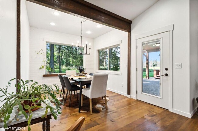 Building Photo - Stunning Columbia Falls Home w/horse pasture
