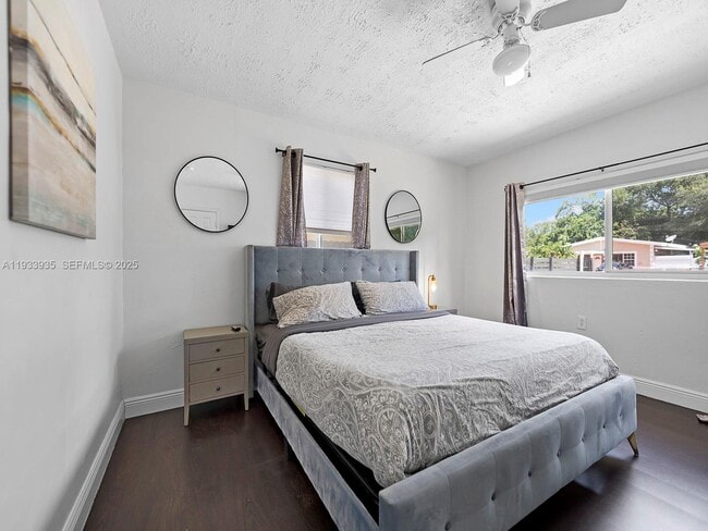 Building Photo - 560 NE 161st St