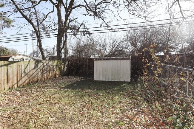 Building Photo - 611 Zennia St