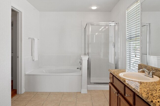 Building Photo - 905 Rocking Spur Cove