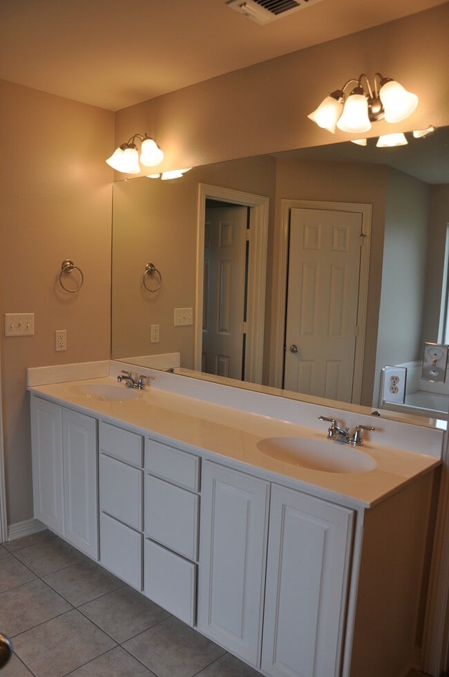 Building Photo - Coming Soon! Lovely 3 Bedroom 2 Bath Home ...
