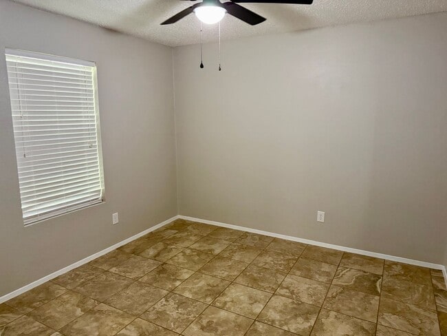 Building Photo - 2BD/2BA duplex in Hewitt!