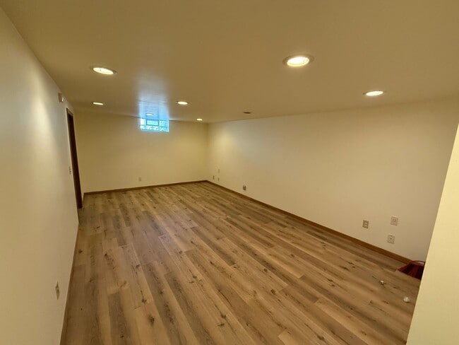 Building Photo - Comfortable, Updated Home in the Heart of Roseville. Avail NOW. *In-Unit Laundry*