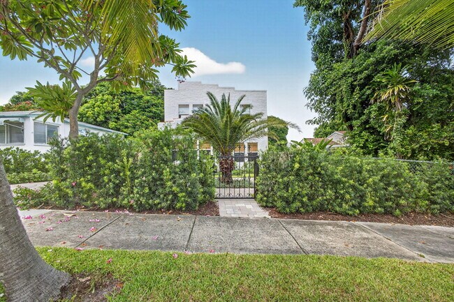 Building Photo - 825 34th St