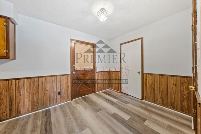 Building Photo - 2112 Lamore St