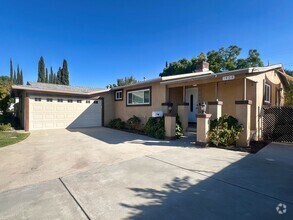Building Photo - Charming Redlands Home