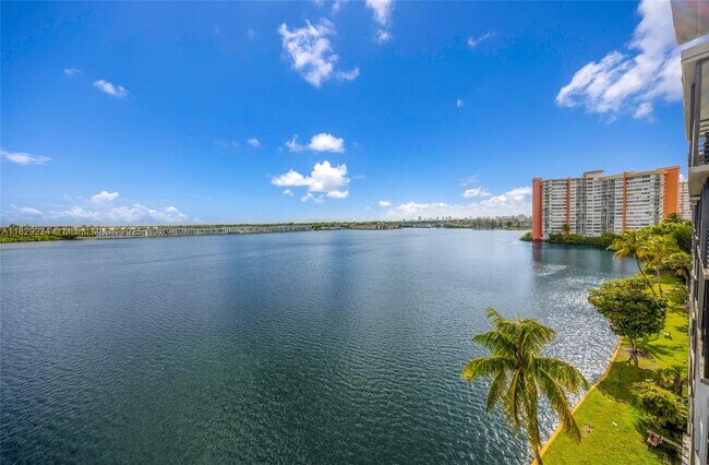 Building Photo - 1175 NE Miami Gardens Dr