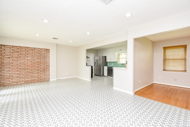 Building Photo - 7901 Ridgeview Dr