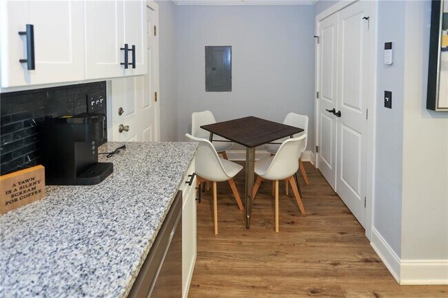 Building Photo - 1809 Vesta Ave