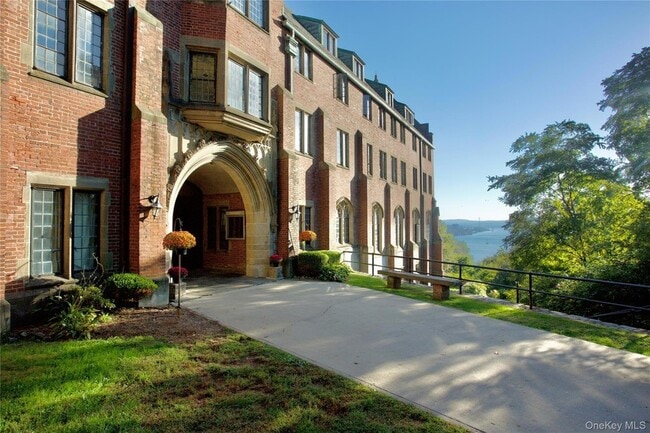 Building Photo - 305 Chateau Rive