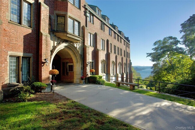 Building Photo - 403 Chateau Rive