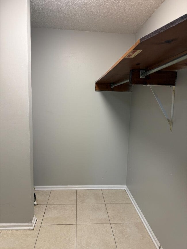 Building Photo - 3960 Bradford Ct