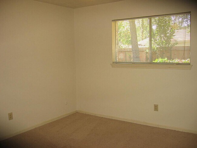 Building Photo - 25407 Tuckahoe Ln
