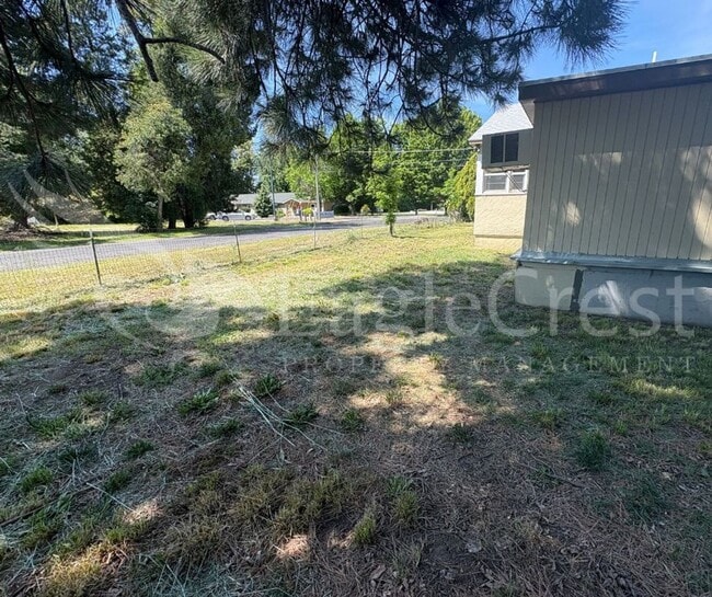 Building Photo - Two Bedroom House with Bonus Room Located ...