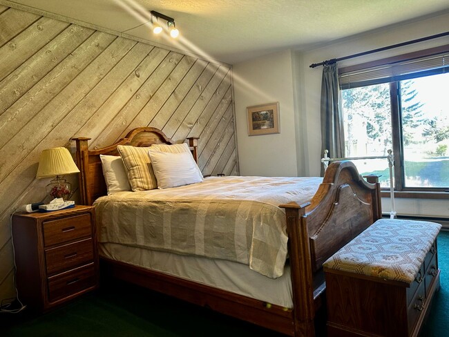 Building Photo - Stunning 3-Bedroom + Loft, 2.5-Bathroom Retreat in Snowcreek – $6,500/Month + Utilities