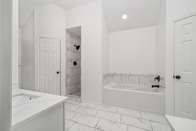 Building Photo - 3 Bedroom, 2 bath with a bonus room near B...