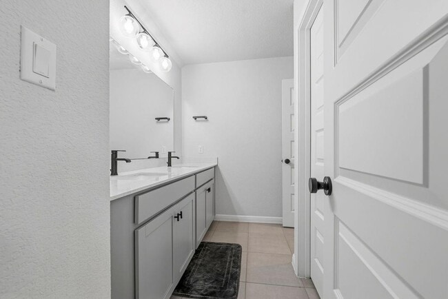 Building Photo - 17616 Chino Ln
