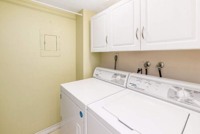 Building Photo - Beautiful Bankers Hill 2 bedroom condo