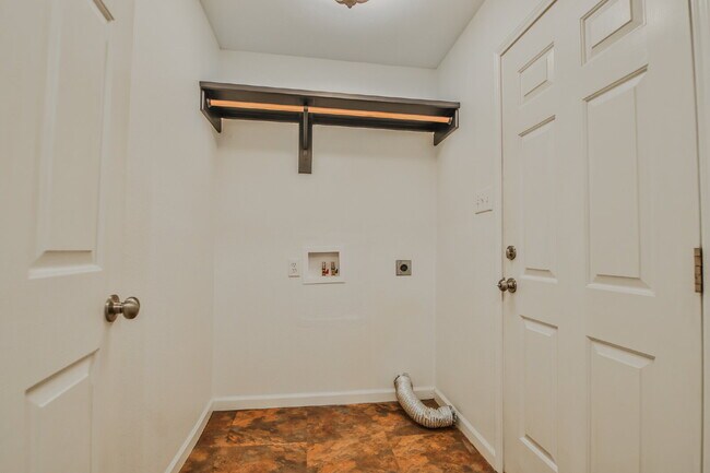 Building Photo - Wonderful 3/2/2 in North Lubbock!