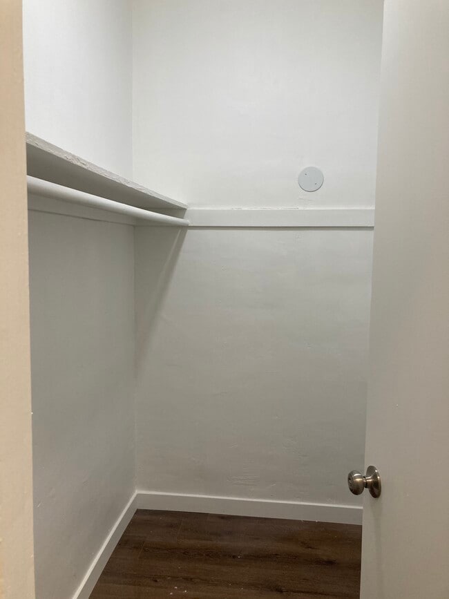 Building Photo - 839 Parkman Ave