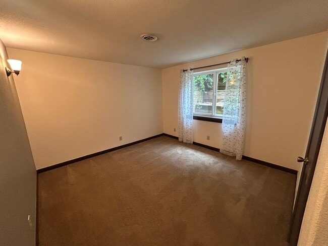 Building Photo - Beautiful 5 Bedroom Home with Large Private Yard
