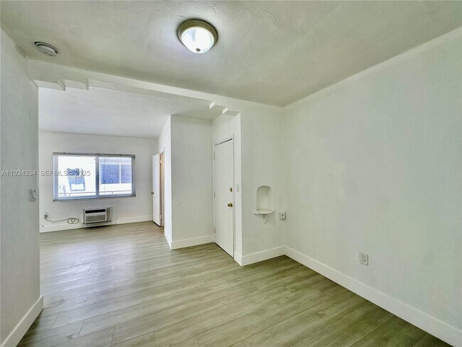 Building Photo - 955 Bay Dr